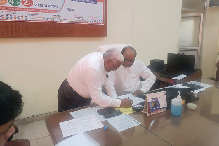प्रतापगढ़ सीएमओ कार्यालय पहुंचकर स्वास्थ्य विभाग से संबंधित जानकारी प्राप्त किया।